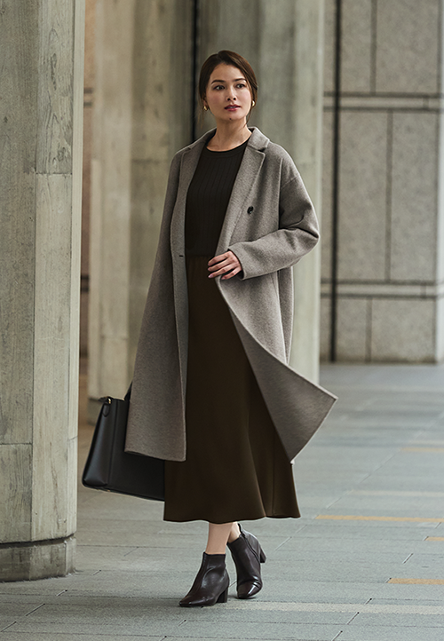 ベージュのロング丈リバーコート