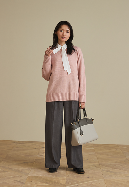 ピンクのニット×ボウタイブラウス