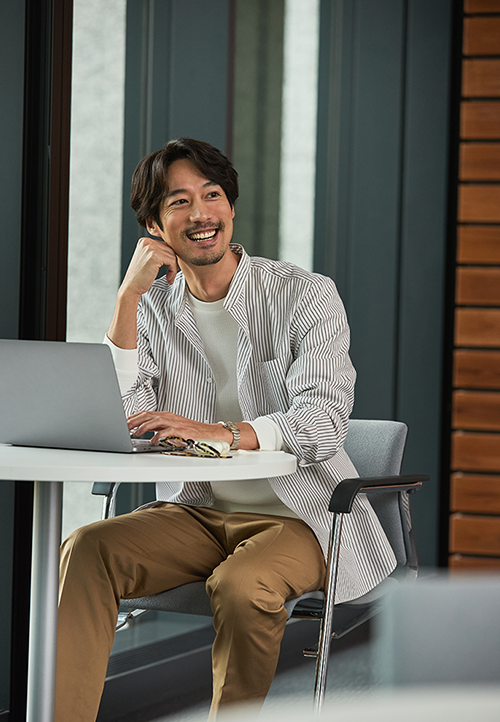ベージュの綿パンを使ったビジカジコーデ