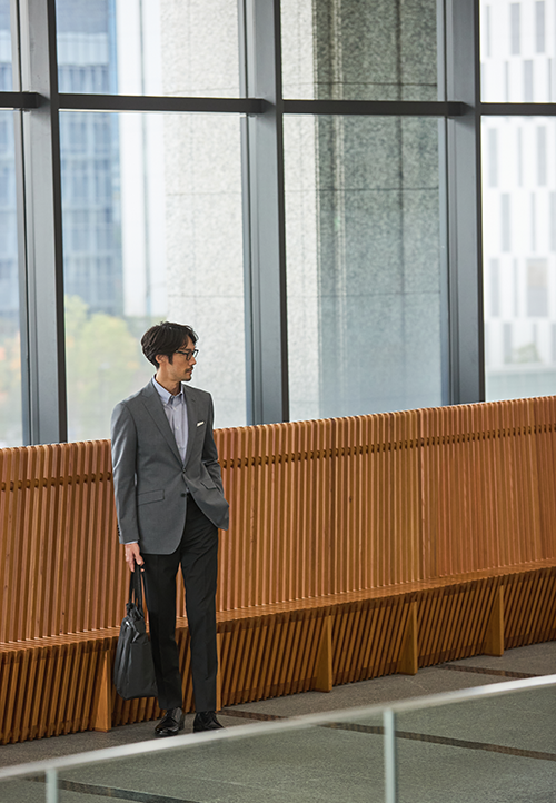 アジャスター付きミディアムグレーのスーツを使ったジャケパンコーデ