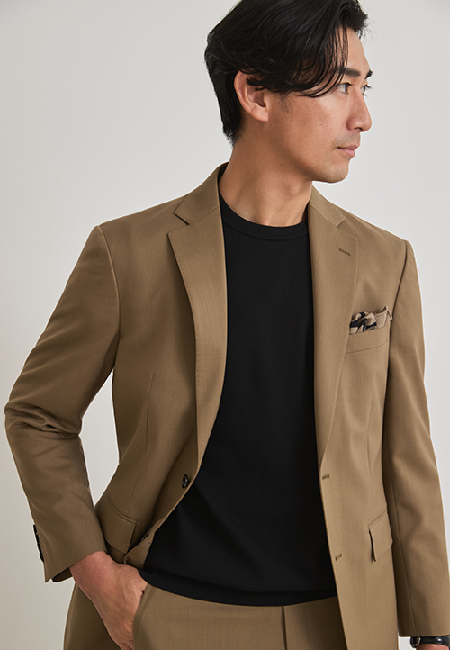 ベージュのセットアップスーツ