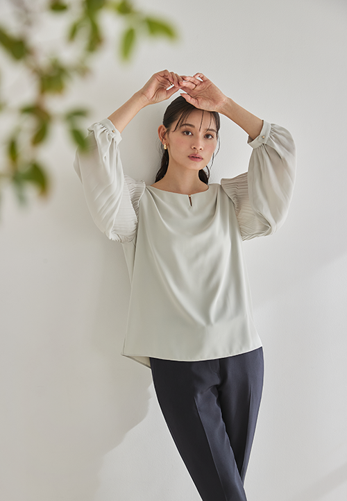 春らしい袖プリーツブラウス
