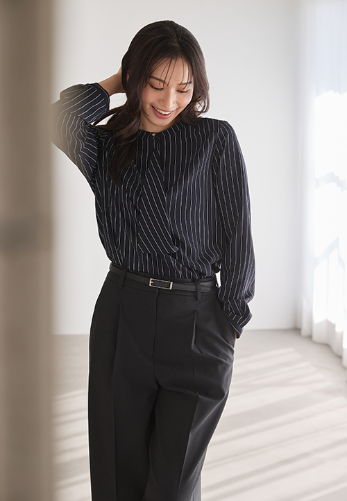 ストライプブラウスのモノトーンコーデ