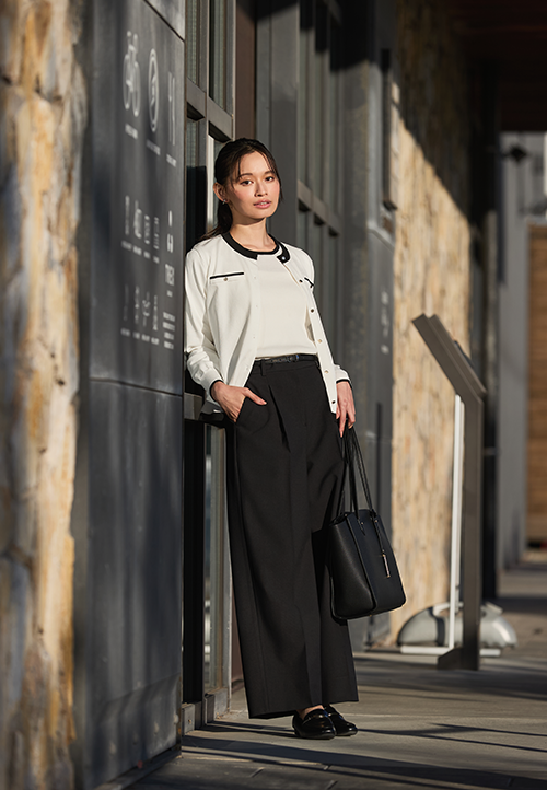 カーディガンとニットのアンサンブル