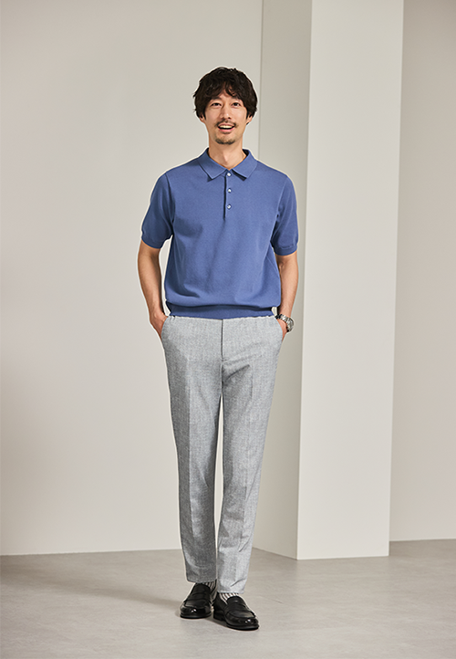 ブルーの半袖ニットポロで涼しく
