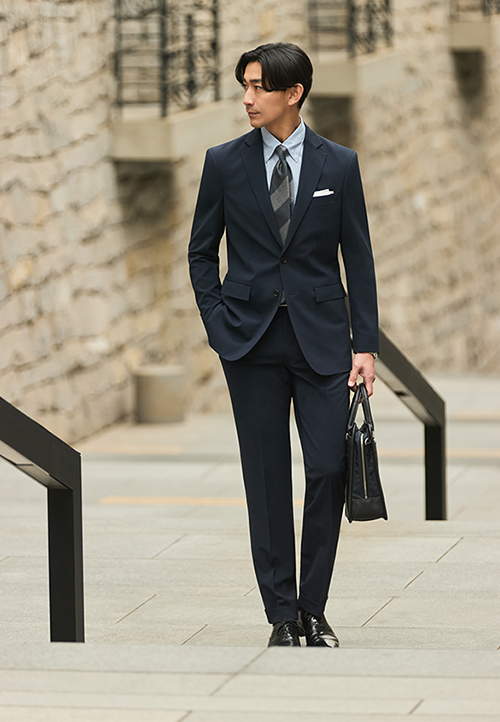 夏の通気性抜群なネイビースーツ