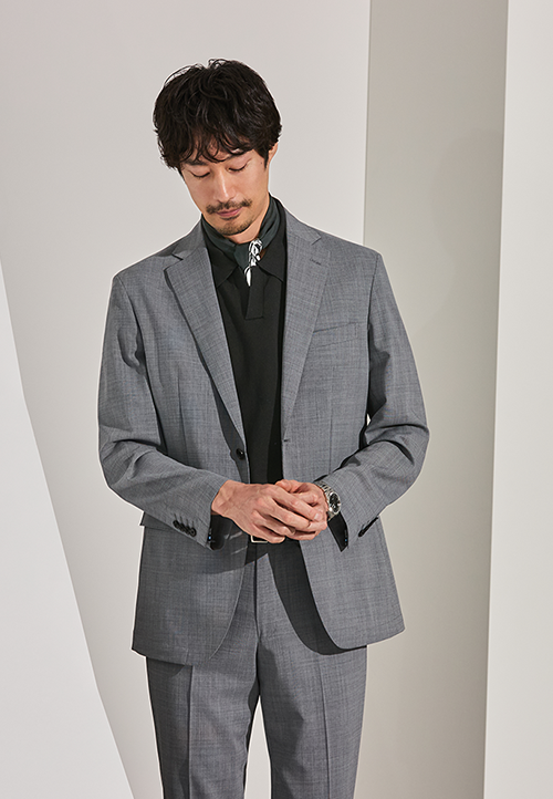 ライトグレーの涼しいセットアップスーツ