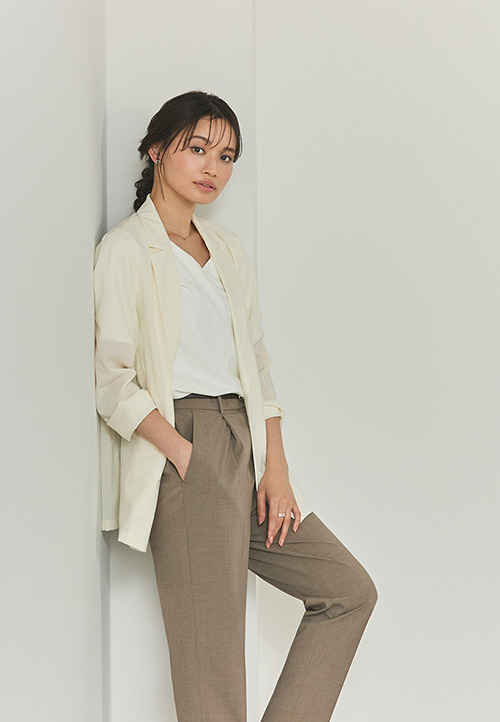 アイボリーのシャツジャケットでおしゃれに