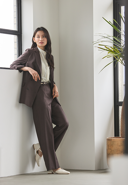 麻調のブラウンセットアップスーツ
