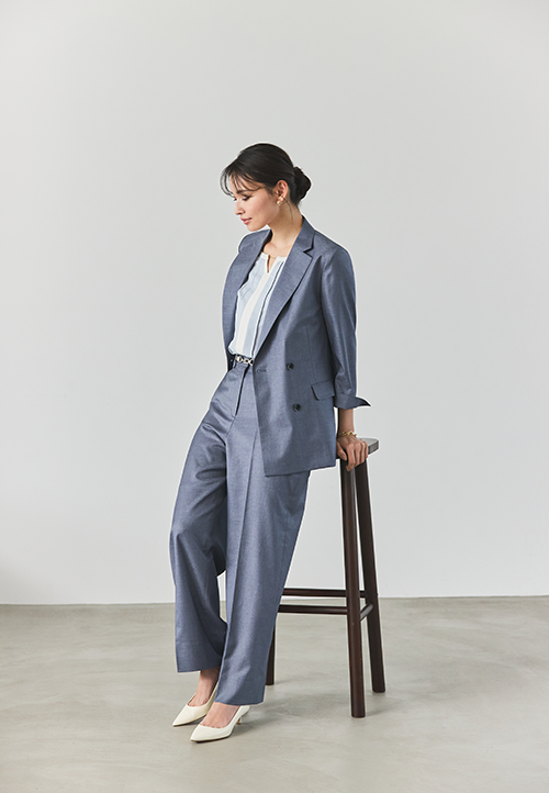 涼しい麻調のグレーセットアップスーツ