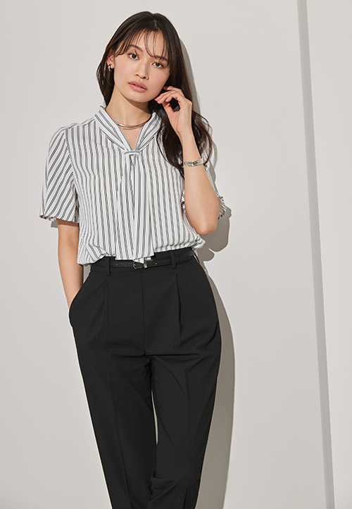 ストライプのボウタイブラウスでクールに