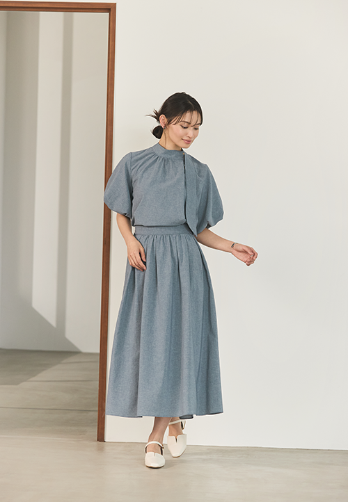 ブラウスとスカートの涼しいセットアップ