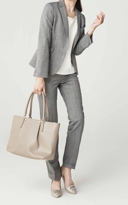 スーツスタイル時の通勤用のバッグの選び方 女性編 Orihica