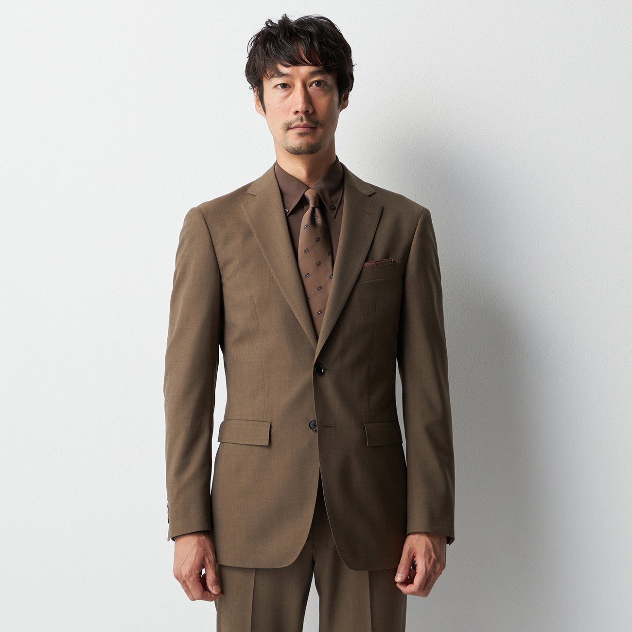 ウールブレンドスーツ アジャスター付き 特殊光沢 2つボタン