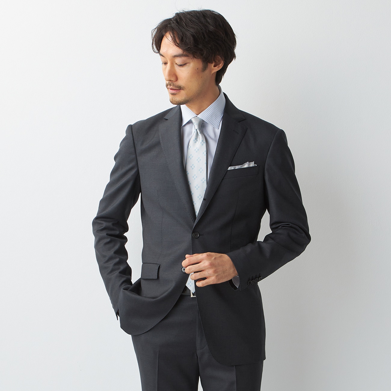 LUXE(インポートスーツ) レダ チャコールグレー無地 3つボタン段返り LUXE(インポートスーツ) レダ チャコールグレー無地 3つボタン段返り