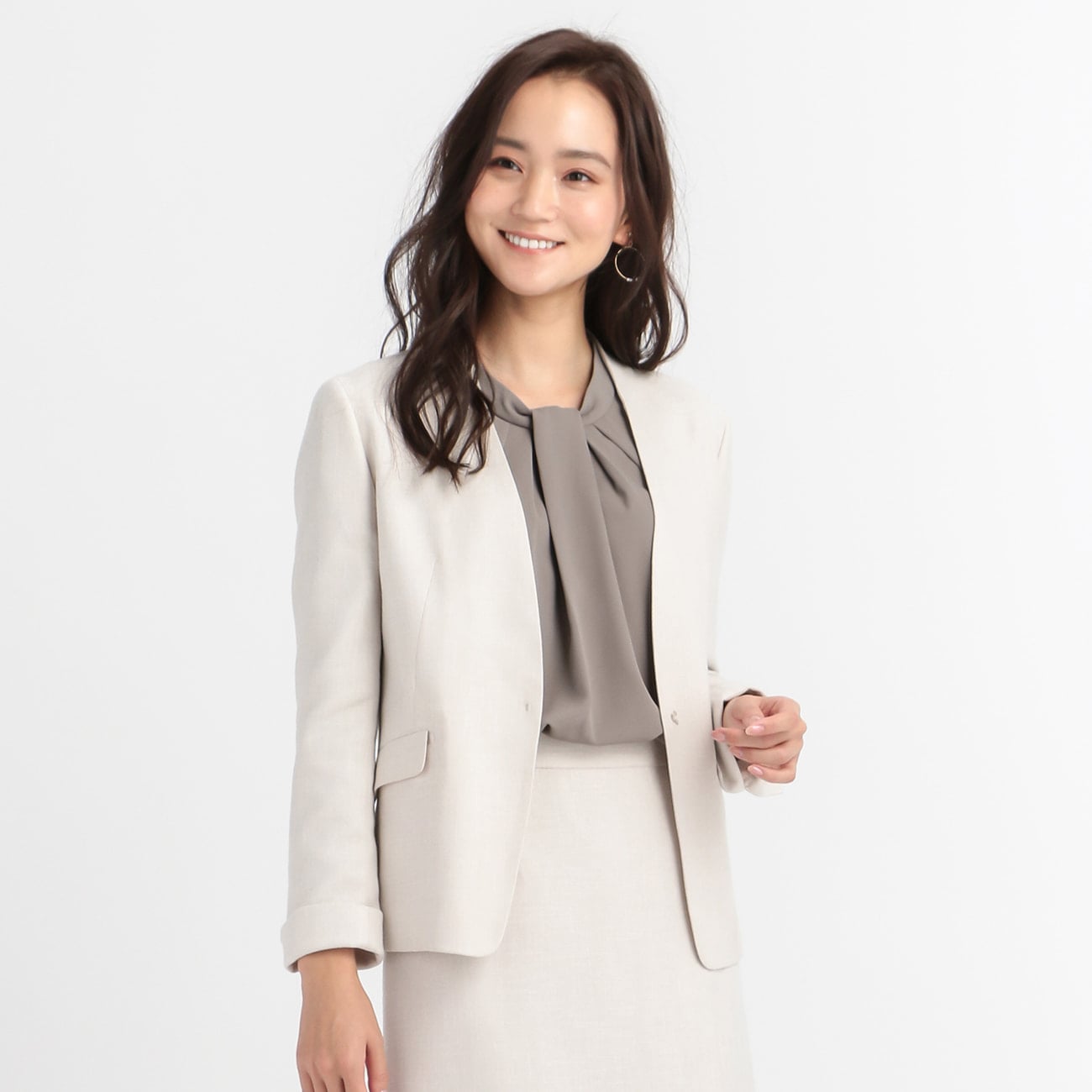 THE 3rd SUITS 洗える ストレッチ ベージュ ノーカラージャケット 春夏【セットアップ着用可】|O42_9211656 - ORIHICA 公式通販 THE 3rd SUITS 洗える ストレッチ ベージュ ノーカラージャケット 春夏【セットアップ着用可】|O42_9211656 - ORIHICA 公式通販