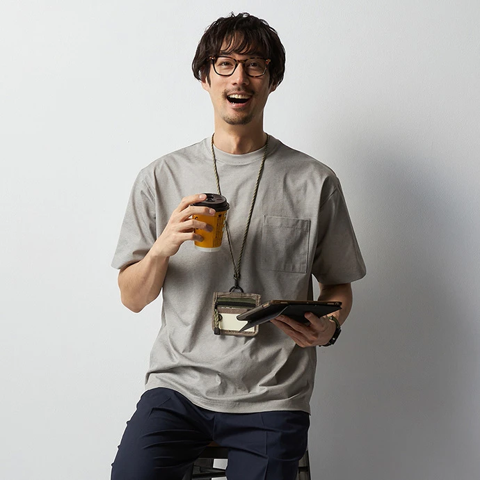 きちんとTシャツを着用したモデル画像