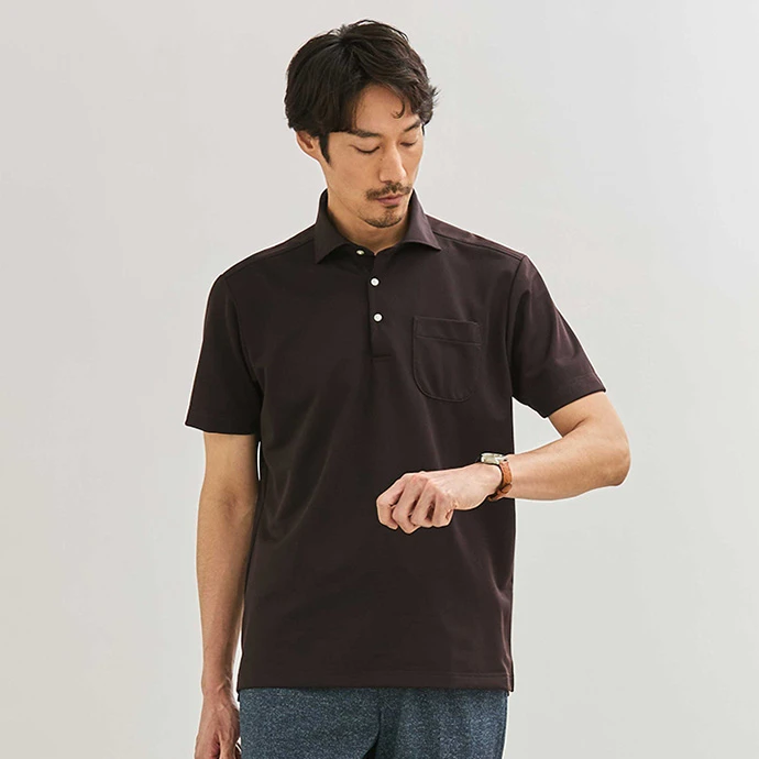 濃色ビズポロを着用したモデル画像