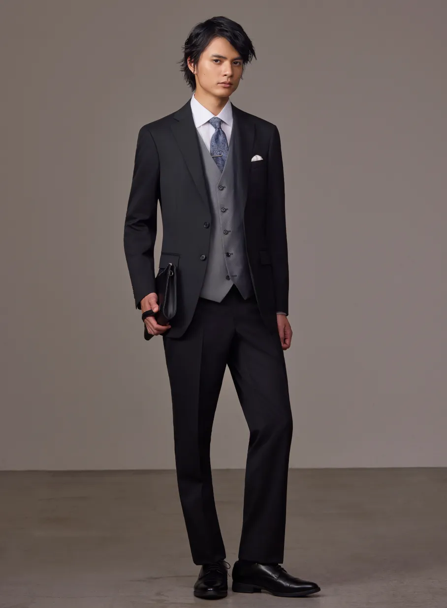 ブラックのウォッシャブルスーツ＋別売りのジレ
