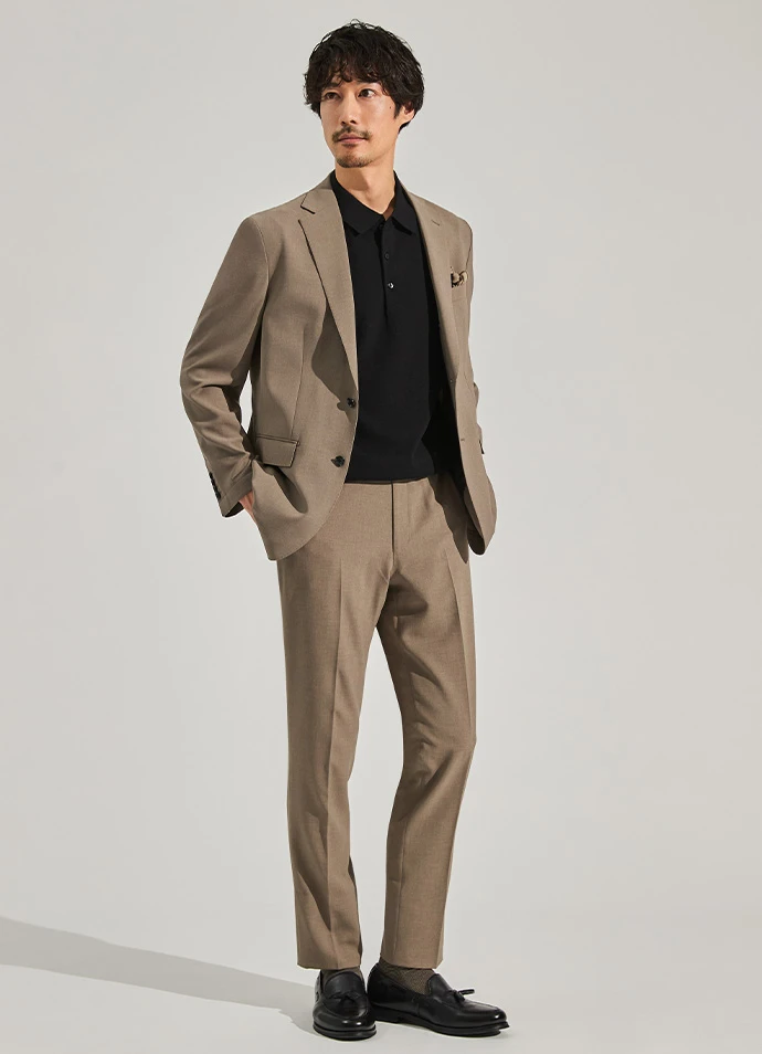 ベージュのジャケット・パンツスタイルの写真