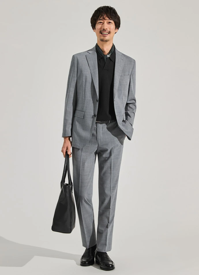 ライトグレーのセットアップスタイルの写真