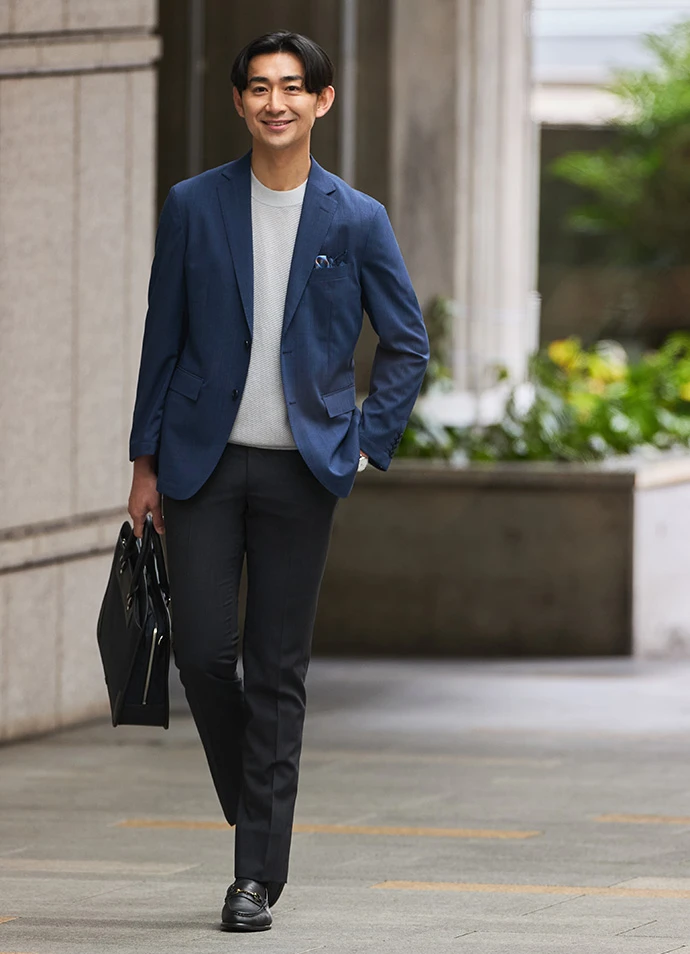 ネイビーのジャケットとチャコールグレーのパンツを合わせたジャケパンのセパレートスタイルの写真