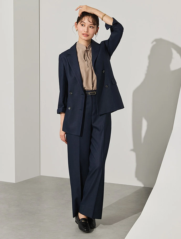 麻調素材のTHE THIRD SUITS®(ダブルジャケットとワイドパンツ)の着用写真