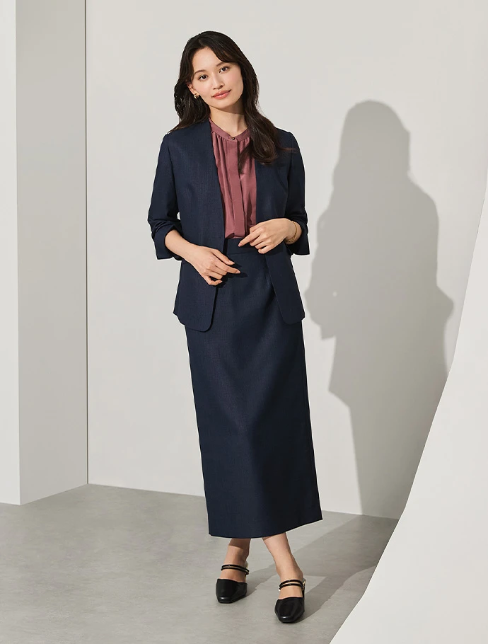 麻調素材のTHE THIRD SUITS®(ノーカラージャケットとロングタイトスカート)の着用写真