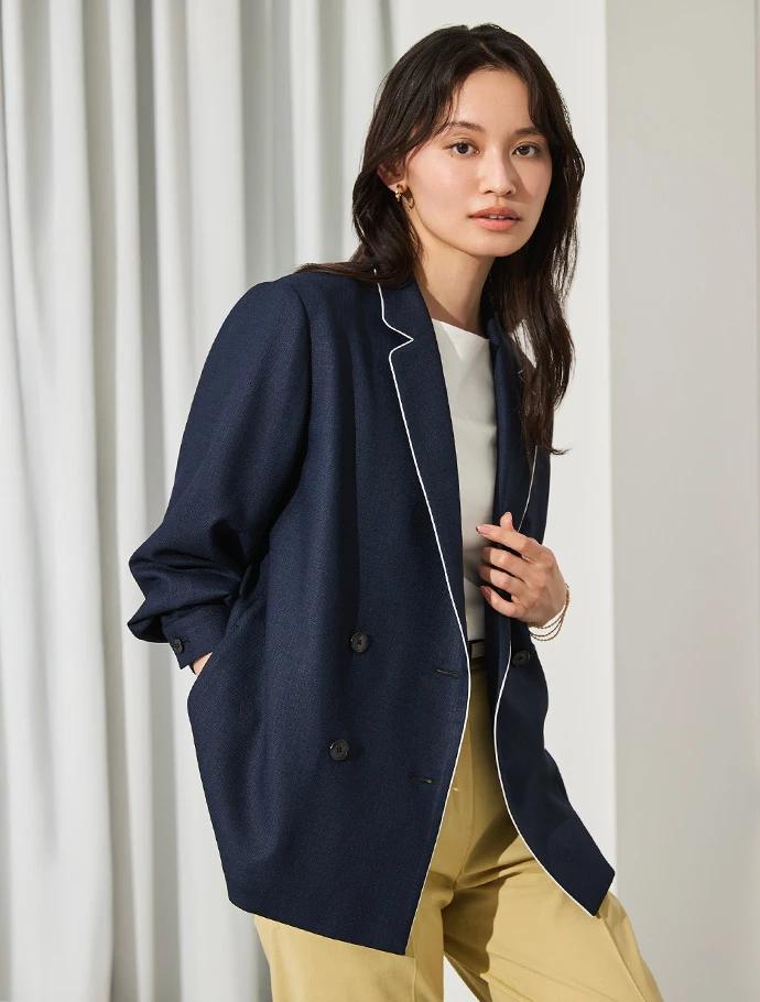 麻調素材のTHE THIRD SUITS®(シャツジャケット)の着用写真